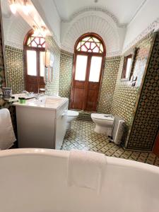 フェズにあるLe Riad Palais d'hotes Suites & Spa Fesのバスルーム(トイレ2つ、バスタブ付)