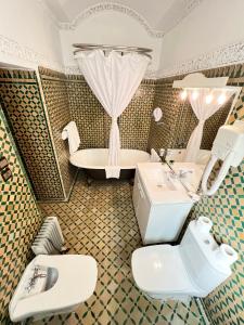 Le Riad Palais d'hotes Suites & Spa Fes في فاس: حمام مع مرحاض ومغسلة وحوض استحمام