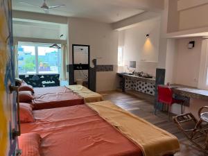 Voodi või voodid majutusasutuse NIRMAN HOMESTAY 5 minutes walk to beach toas