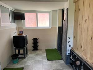 TV a/nebo společenská místnost v ubytování NIRMAN HOMESTAY 5 minutes walk to beach