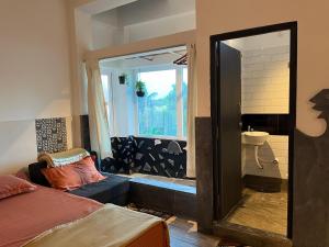 Voodi või voodid majutusasutuse NIRMAN HOMESTAY 5 minutes walk to beach toas