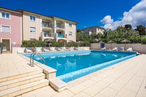 uma piscina em frente a um edifício em Residence Superior Del Mar em Pula