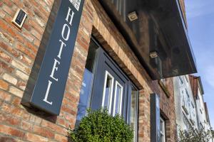 a store sign on the side of a brick building at Designhotel 1690 & Apartments in Rendsburg