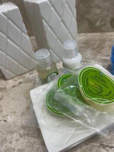 une bouteille de bouche et un sac en plastique sur un comptoir dans l'établissement Pousada Canto da Seriema, à Tiradentes