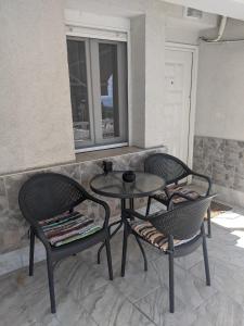 カヴァラにあるEmanuela SunnySideのパティオ(椅子2脚、テーブル1台付)