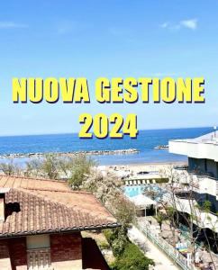 desde el balcón de un complejo con vistas a la playa en Hotel Villa Alexandra en Bellaria-Igea Marina