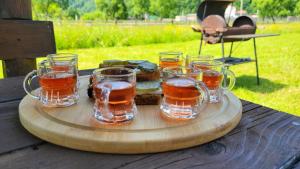 - un plateau de verres de thé sur une table en bois dans l'établissement Котеджі Карпати Fest, à Mijgiria