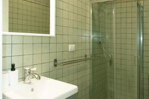 Un baño con lavabo y ducha de cristal. en Le Quiete Stanze, tra le colline e il mare, posto spiaggia e auto incluso, en Numana 9 fotos más