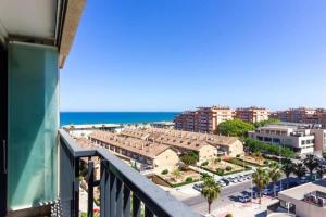 balcón con vistas a la ciudad y al océano en Alboraya Apartamento con vista al mar y piscina en Valencia
