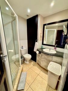 韋斯布魯克的住宿－701 Bali Hai，浴室配有卫生间、盥洗盆和淋浴。