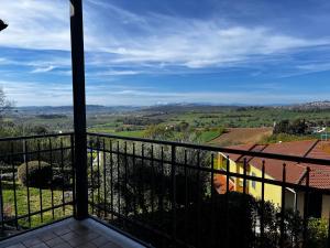 balcón con vistas al campo en Le Quiete Stanze, tra le colline e il mare, posto spiaggia e auto incluso, en Numana