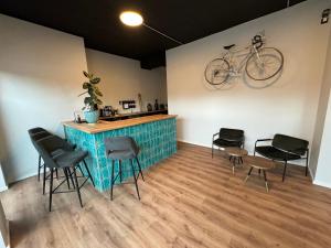 Ảnh trong thư viện ảnh của City-Studio im Innenhof mit Boxspring-Bett und Community-Raum ở Münster