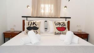 a bedroom with a bed with white sheets and pillows at Joanna's Holiday Home in Sellía