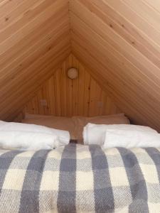 Postel nebo postele na pokoji v ubytování Keeper`s bothy
