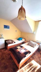 2 Betten in einem Zimmer mit einer Decke in der Unterkunft ŁÓDZKI DOM TURYSTYCZNY ŁÓDŹ-Helenówek,Pokoje z łazienkami,F-VAT,Parking gratis tylko auta osobowe in Łódź