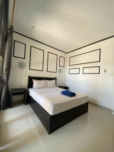 1 dormitorio con 1 cama grande en una habitación en Akalanka Homestay, en Gili Trawangan