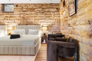 um quarto com 2 camas e uma parede de pedra em Iconic Luxury 5BR Home w/ Opera and Harbour view em Sidney