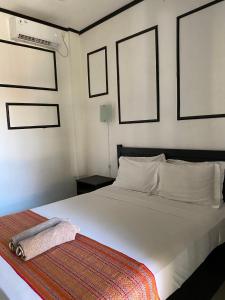 Postel nebo postele na pokoji v ubytování Akalanka Homestay