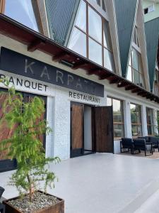 Ein Gebäude mit einem Schild, das das Restaurant Karma Renault liest in der Unterkunft Tourkomplex Karpaty in Slawske