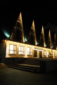 ein Gebäude in der Nacht mit Lichtern in der Unterkunft Tourkomplex Karpaty in Slawske