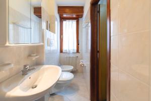 A bathroom at Hotel Castel Mani
