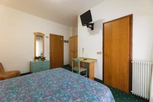 A television and/or entertainment centre at Hotel Castel Mani