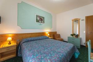 A bed or beds in a room at Hotel Castel Mani
