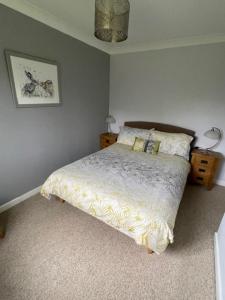 a bedroom with a bed in a room at Gatekeeper Cottage in Norwich