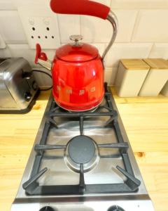 - Hervidor de té rojo sobre una estufa en Peper Korrel, en Paarl