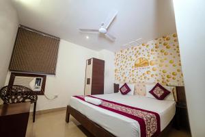 ein Schlafzimmer mit einem Bett und einem Stuhl darin in der Unterkunft Hotel Pearl by Revgrow360 in Ranchi