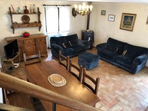 - un salon avec un canapé et une table dans l'établissement Il Castelletto Casa Vacanza, à Poggio San Lorenzo