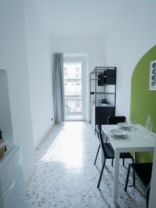 une salle à manger avec une table et des chaises blanches dans l'établissement La Madama Cristina, à Turin