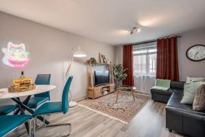 uma sala de estar com um sofá e uma mesa em Central Belfast Apartments: Citygate em Belfast