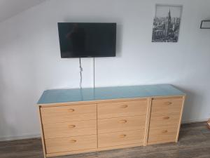 drewniana komoda z telewizorem na górze w obiekcie studio Cosy proche hyper centre w mieście Quimper +8 zdjęć