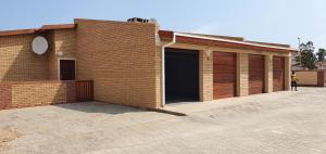 un edificio de ladrillo con una gran puerta. en Victoria Court 2, en Henties Bay 5 fotos más