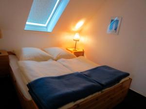 1 dormitorio con 1 cama grande y tragaluz en Rosa Canina, W8 en Kellenhusen