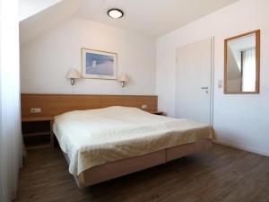 ボルテンハーゲンにあるResidenz Haffblickのベッドルーム(大型ベッド1台、鏡付)