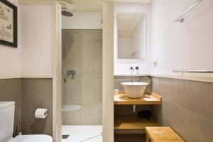 une salle de bain avec un lavabo et des toilettes dans l'établissement Luderna - Dúplex Cap de Aran A1, à Baqueira-Beret 9 autres photos