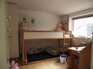 a bedroom with a bunk bed with two teddy bears at Bolig med sommerhusvibes, 80 meter fra badesø in Silkeborg