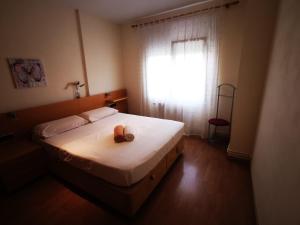 Un dormitorio con una cama con dos zapatos. en Elsi's place en Premiá de Mar