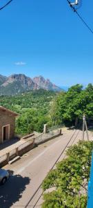 an empty road with a mountain in the background at U pozzu hôtel in Evisa