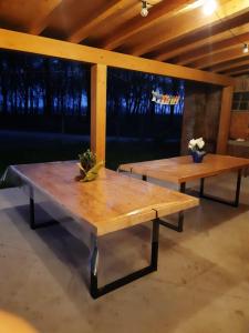 duas mesas de madeira num quarto com vista em Casa di campagna pace e tranquillità em Brentanella