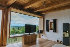 TV a/nebo společenská místnost v ubytování Das Hundert am Eichberg, Südsteiermark