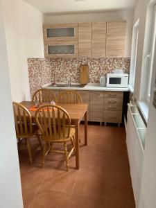 Köök või kööginurk majutusasutuses Apartmán 1