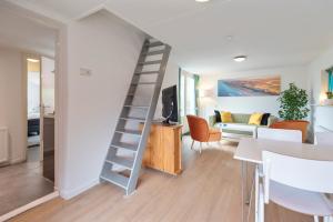 een woonkamer met een ladder en een woonkamer bij Anne's Huisje with private parking in Zandvoort