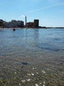 a large body of water with buildings in the background at Stanze Ad Est in Ragusa