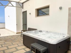 uma grande banheira num quarto com uma janela em Appartamenti le Conchiglie 1 em Lido Conchiglia