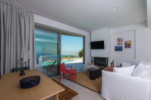 un soggiorno con vista sull'oceano di Plethora Luxury Suites a Rodhiá