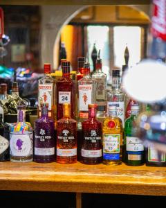 The Red Lion Hotel في كامبريدج: وجود مجموعة من زجاجات الكحول على طاولة