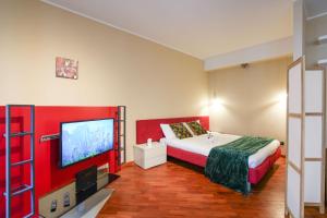 una camera da letto con un letto e una TV a schermo piatto di Loft Foscolo Open Space a Torino